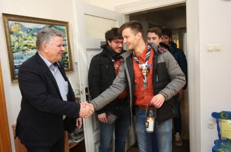 Obisk skavtov, Luč miru iz Betlehema 01 Foto Ljubo Vukelič